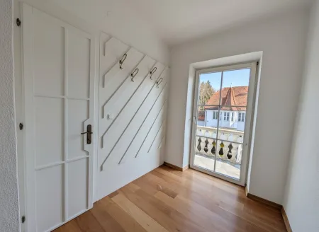 Garderobe und Gäste WC sowie Balkonzugang