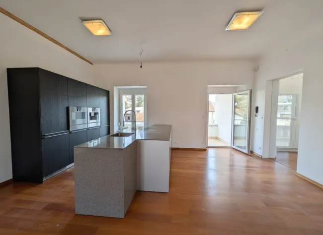 Blick in Richtung Küche und weiterem Balkon