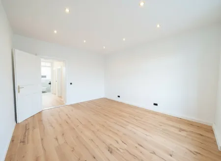 Zimmer 3 mit ca. 20,8 m² und Blick in Flur