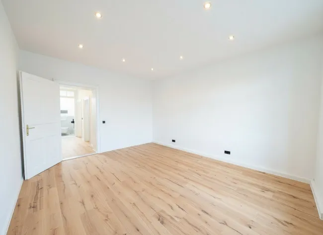 Zimmer 3 mit ca. 20,8 m² und Blick in Flur