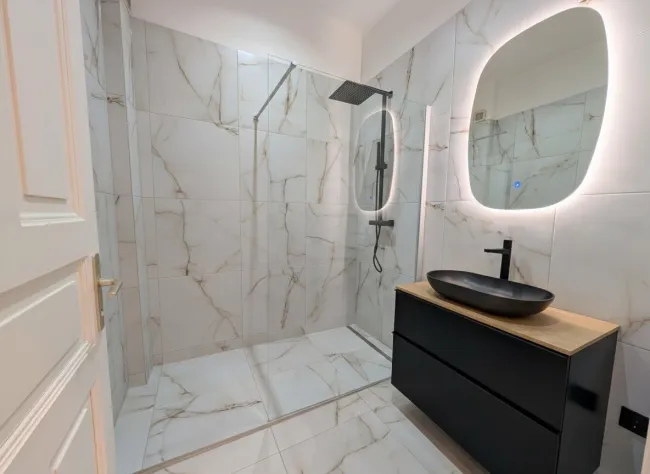 Bad mit Walk-in-Dusche & Handtuchheizkörper
