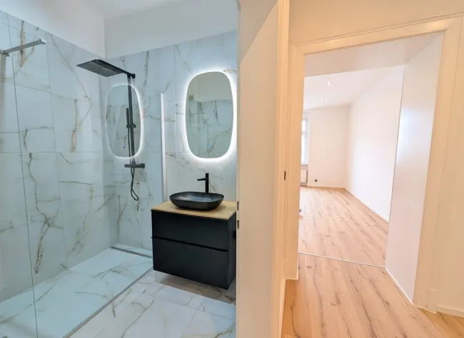 Bad mit Blick in Zimmer 3