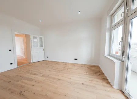 Zimmer 2 mit ca. 20,8 m² und angrenzender Loggia (in Arbeit)