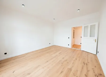 Zimmer 2 mit ca. 20,8 m² und Blick zu Eingang