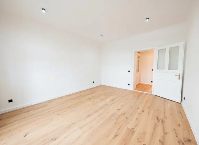 Zimmer 2 mit ca. 20,8 m² und Blick zu Eingang