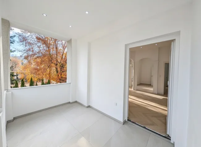 überdachter 10 m² Balkon
