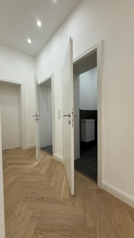 Eingangsbereich mit Zugang Bad (Mitte) & Toilette (re)