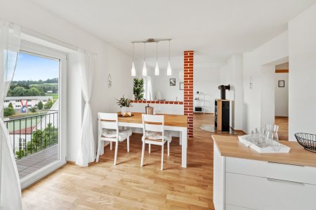 Blick aus Küche in Wohn-/Esszimmer & Balkonzugang