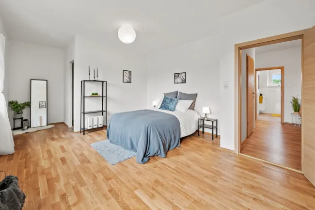 Zimmer 2 mit Schrankraum (OG)