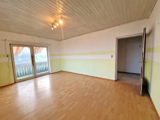 Wohnzimmer (20,3 m²) mit Balkonzugang im OG
