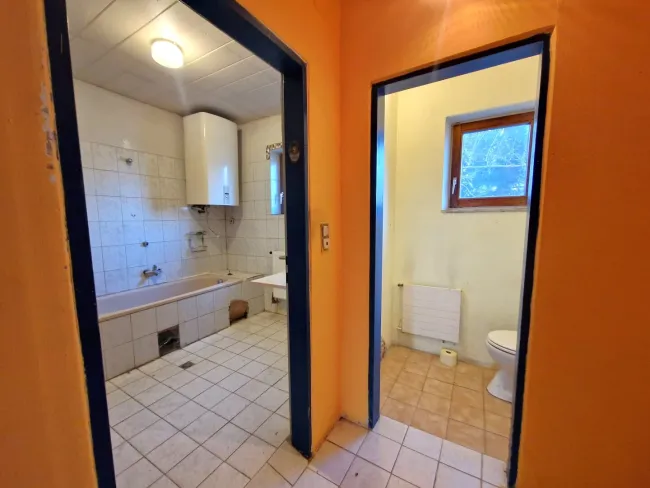Badezimmer (6,8 m²) und WC (1,5 m²) im OG