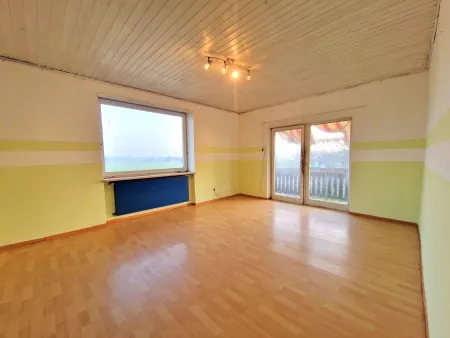 Wohnzimmer (20,3 m²) mit Balkonzugang im OG