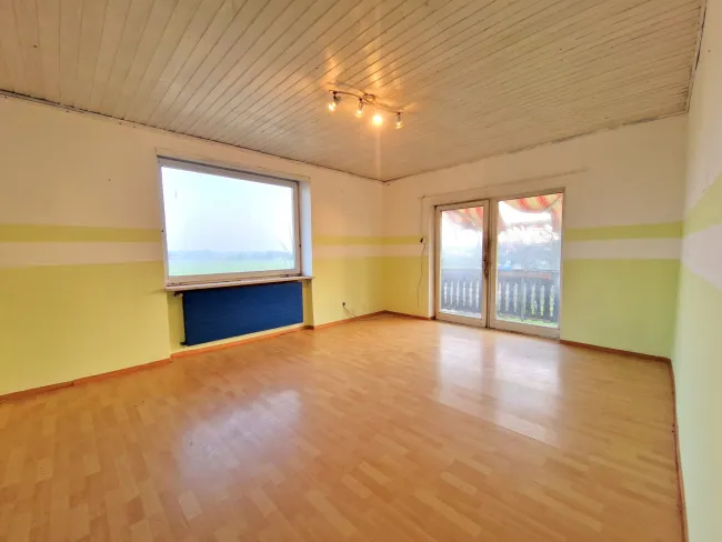 Wohnzimmer (20,3 m²) mit Balkonzugang im OG