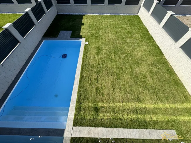 BEISPIEL Swimming Pool/Garten