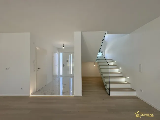 BEISPIEL Vorraum/Treppenhaus