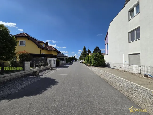 hinter dem Haus