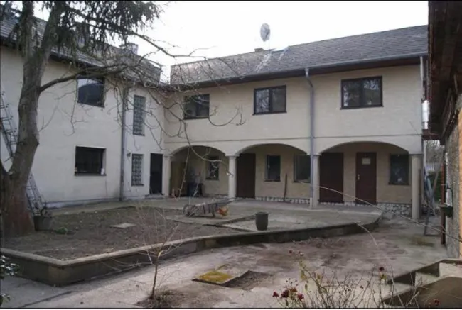 Provisionsfrei und Preisreduziert !! Haus mit 2 Wohneinheiten, 256m2 Wohnfläche, 8 Zimmer - 12 Gehminuten zum Bahnhof - Titelbild