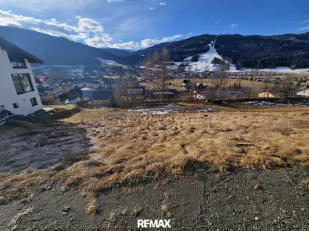 Sonniger Baugrund mit Blick auf den Kreischberg