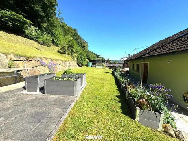Garten und Hauseingangsbereich