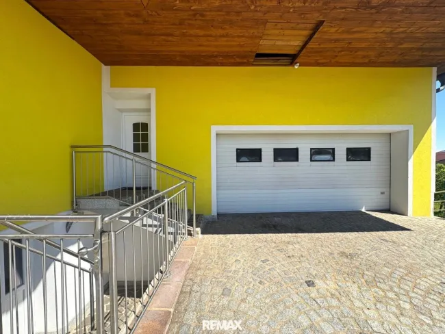 Hauseingang mit Garageneinfahrt