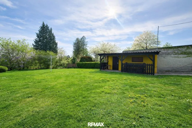 Gartengrundstück mit Garage und Laube