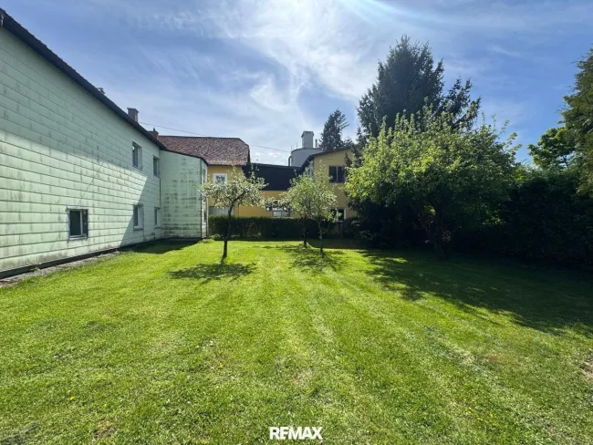 Garten mit Westansicht Gebäude