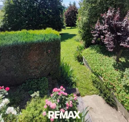 Blick in den parkähnlichen Garten