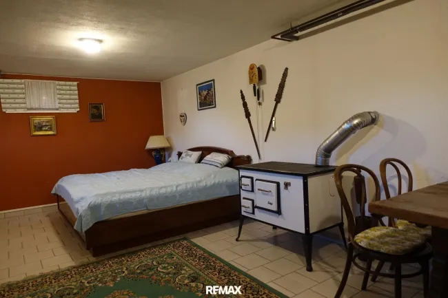 Zimmer im Keller mit Küchenherd