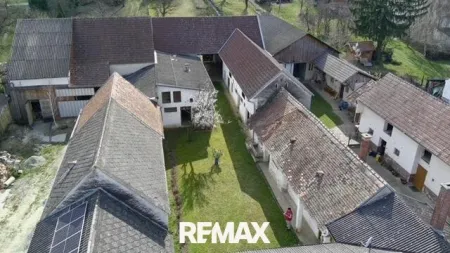 Altbau mit Stallung und blickdichtem Garten
