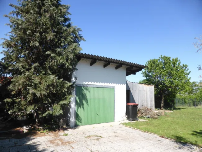 Nebengebäude Garage