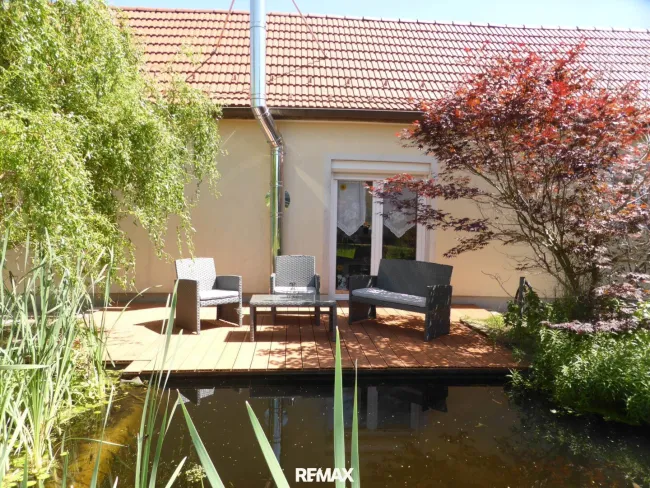 Terrasse mit Teich