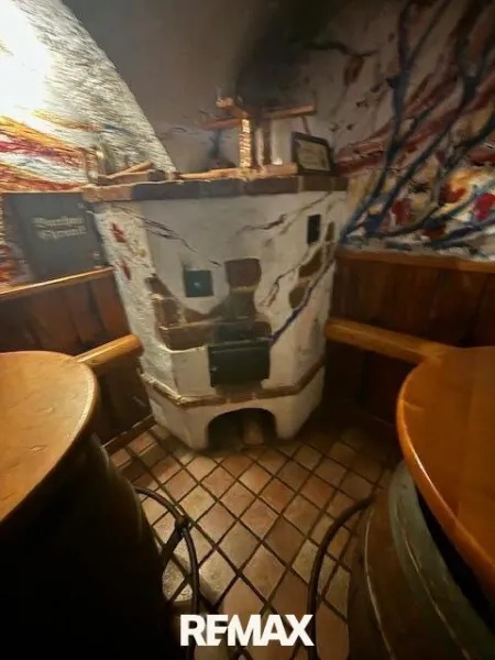 Kachelofen in der Kellerbar