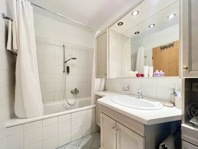 Helles Wohnzimmer mit bodentiefer Fensterfront