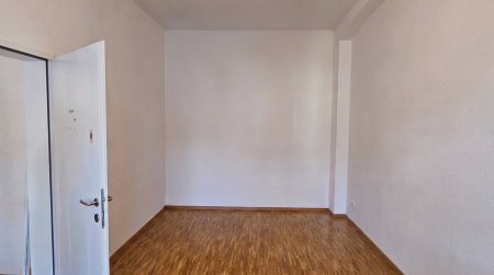 Büroraum leer (KI-generiert)