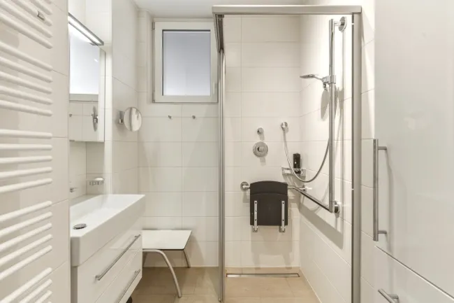 Badezimmer mit Dusche im Erdgeschoß