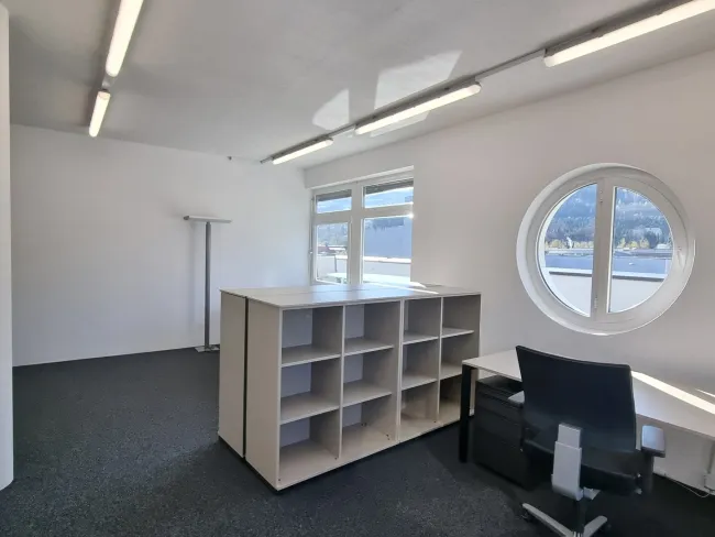 Büro nach Südwesten (KI-generiert)