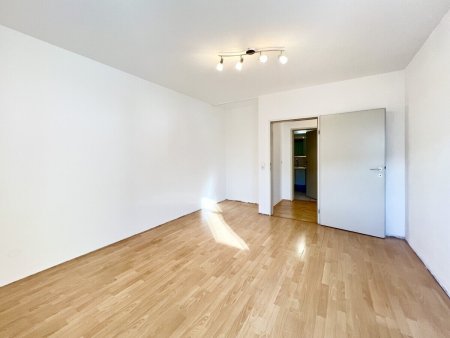 Zimmer 1 mit Zugang zur Loggia mit Balkon