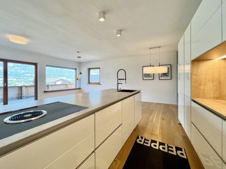 Moderne Einbauküche mit viel Stauraum und Arbeitsfläche