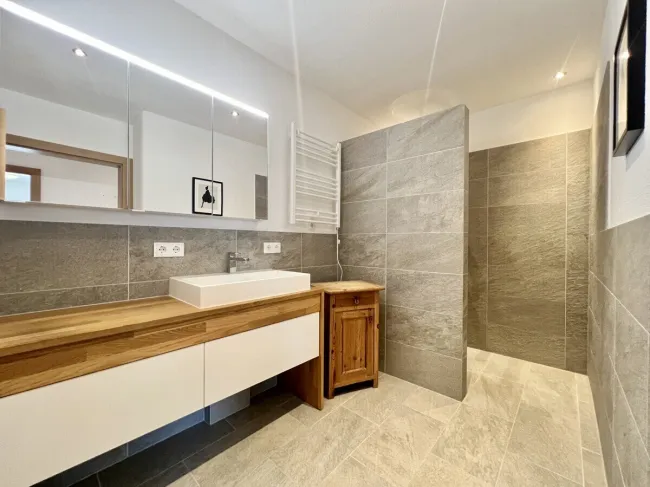 Modernes Badezimmer mit Dusche