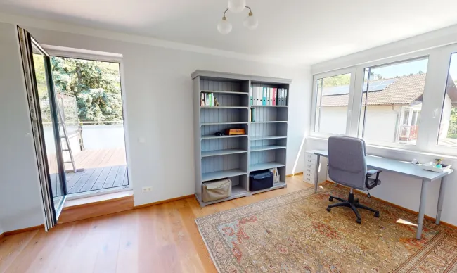Büro mit Ausgang zur Dachterrasse