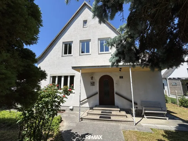 Charmantes Einfamilienhaus in ruhiger und sonniger Vorstadtlage - Titelbild