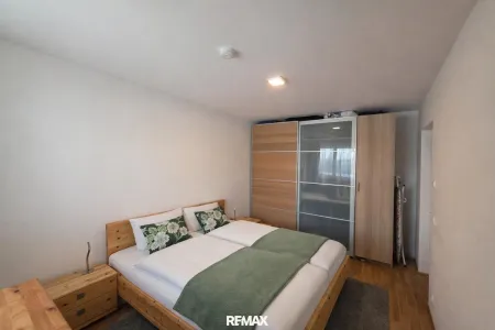 Schlafzimmer_KI_geräumt_2