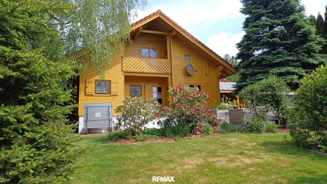 Charmantes Holzhaus mit wunderschönem Garten in St. Roman - Titelbild