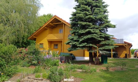 Charmantes Holzhaus mit wunderschönem Garten in St. Roman