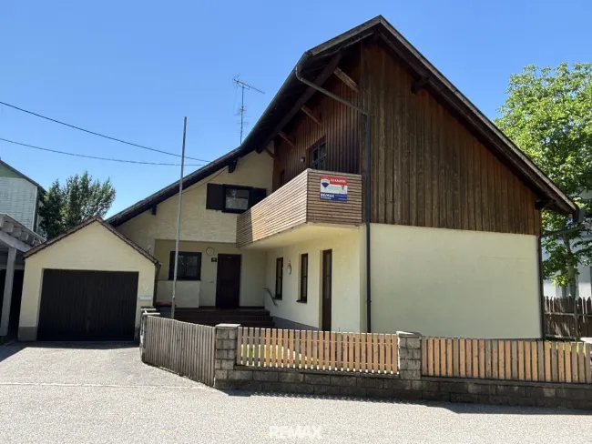 Gemütliches Ein- oder Zweifamilienhaus mit Pool in attraktiver Schärdinger Lage - Titelbild