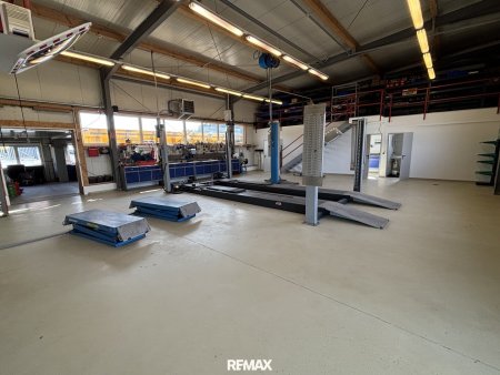 Moderne und voll ausgestattete Kfz-Werkstatt mit Verkaufsfläche in Toplage an der B137 zu mieten