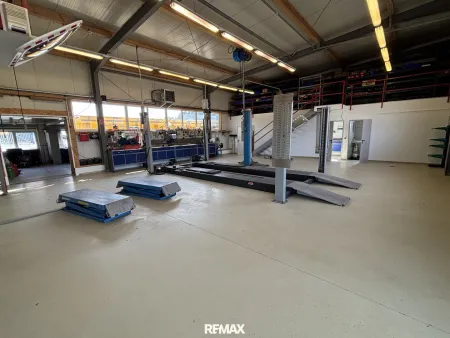 Moderne und voll ausgestattete Kfz-Werkstatt mit Verkaufsfläche in Toplage an der B137 zu mieten