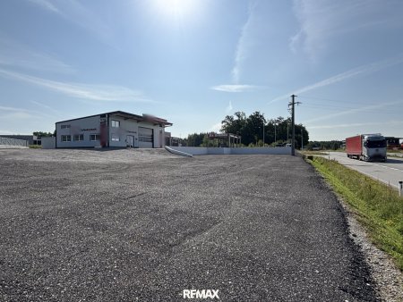 Moderne und voll ausgestattete Kfz-Werkstatt mit Verkaufsfläche in Toplage an der B137 zu mieten