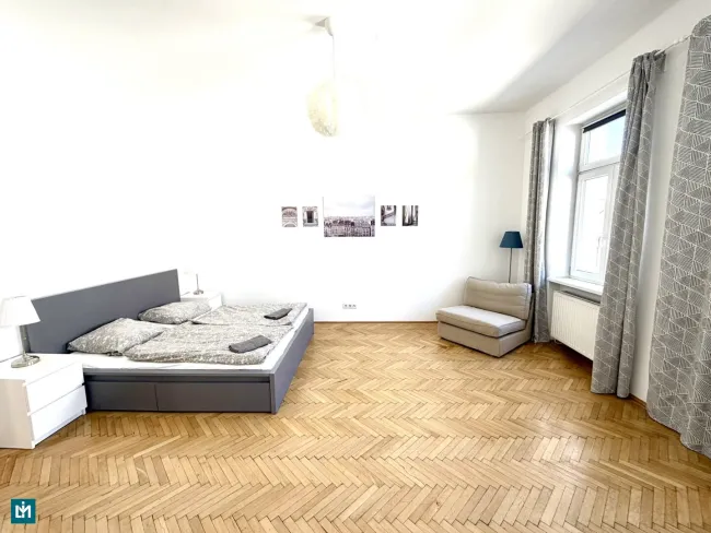 Wohnzimmer mit ausziehbarer Schlafcouch