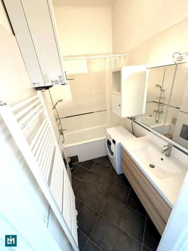 Badezimmer mit Waschmaschine